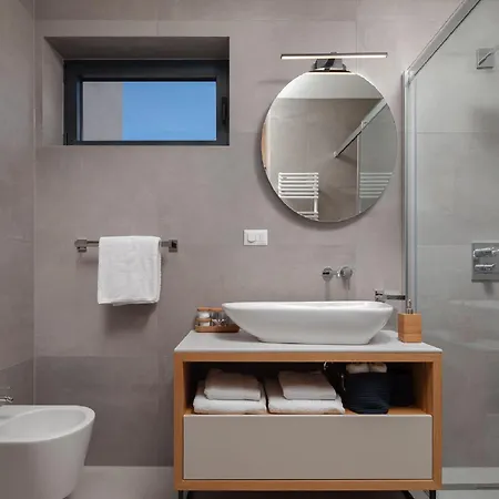 Exquisite Murter Luxor 4 Bedrooms Heated Pool & וילה יזרה