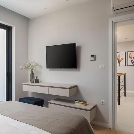 וילה Exquisite Murter Luxor 4 Bedrooms Heated Pool & יזרה